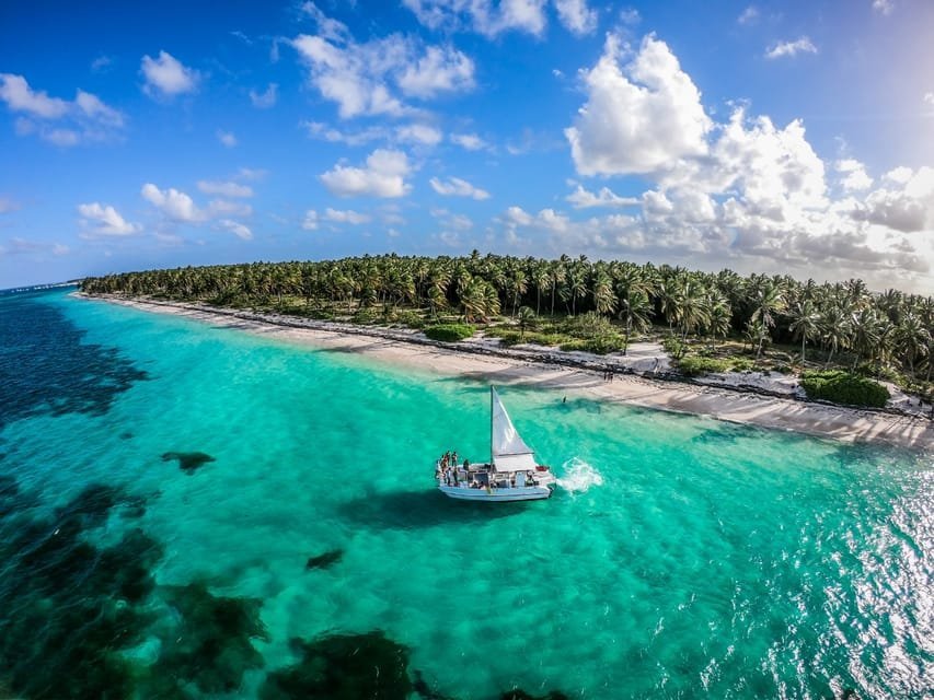 Punta Cana: Group Catamaran Tour with Drinks and Snacks - Image 4
